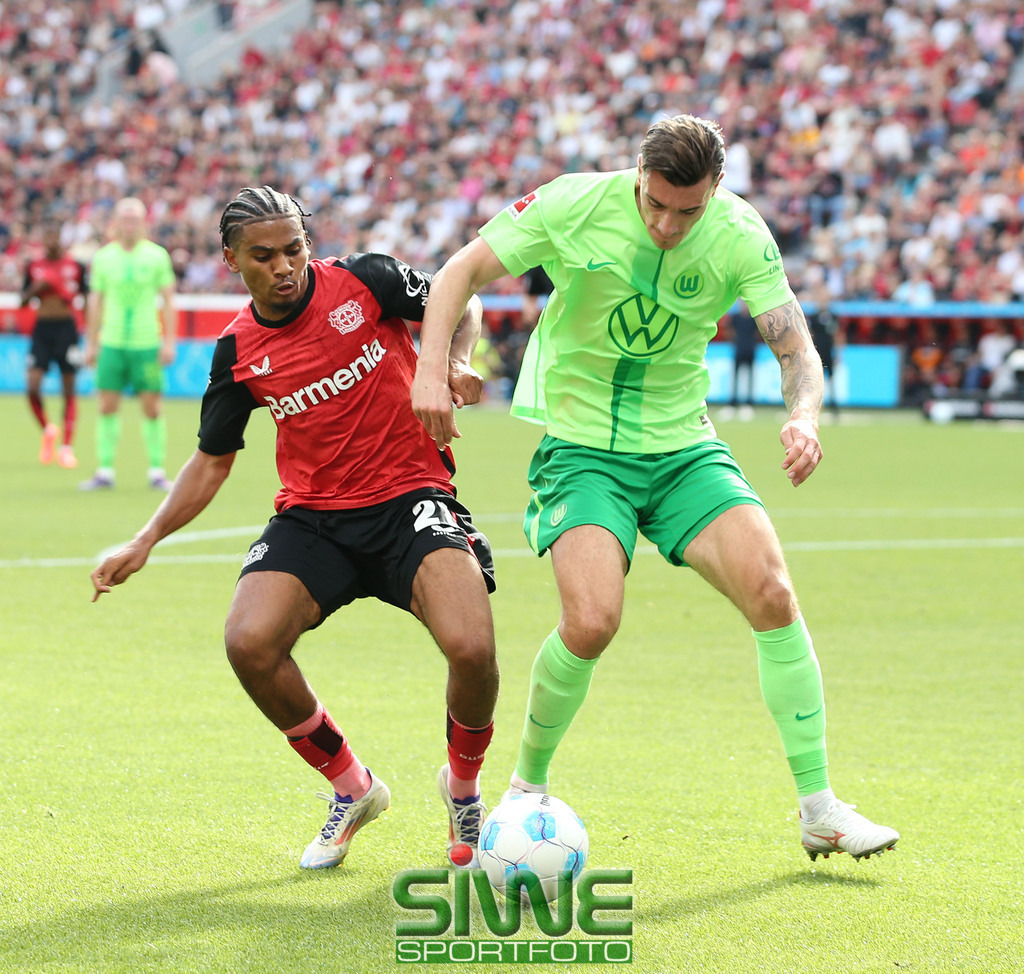 1.Fussball-Bundesliga  :    Bayer 04 Leverkusen--VfL Wolfsburg   4.Spltg. | 22.09.2024; Fussball; GER;  Saison 2024/2025 ; 1.Bundesliga;  4.Spieltag. :  Bayer 04 Leverkusen-- VfL Wolfsburg  :    Amine Adli (21/B04)versucht sich gegen seinen Wolfsburger Gegenspieler durchzusetzen.DFL REGULATIONS PROHIBIT ANY USE OF PHOTOGRAPHS AS IMAGE SEQENCES AND/OR QUASI-VIDEO. - Realisiert mit Pictrs.com