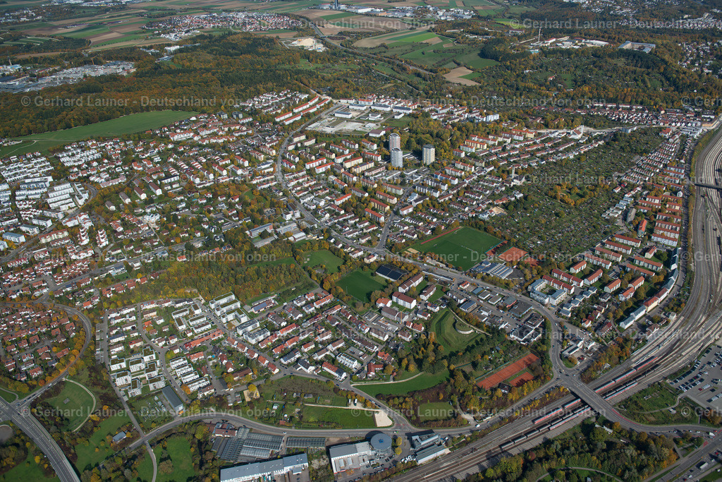 3703901 | THALFINGEN 13.10.2017 Von Wald und Forstgebieten umgebener Ortskern der Straßen und Häuser und Wohngebiete in Thalfingen im Bundesland Baden-Württemberg, Deutschland // Surrounded by forest and forest areas center of the streets and houses and residential areas in Thalfingen in the state Baden-Wuerttemberg, Germany Foto: Gerhard Launer