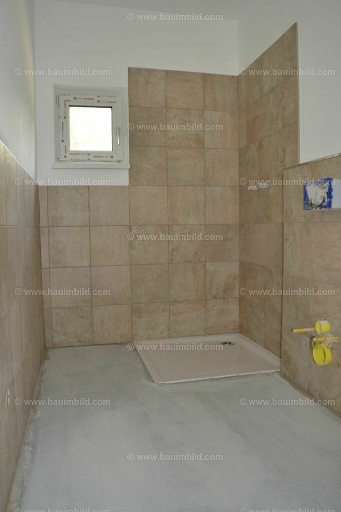 bib-lg21-fliesenlegerarbeiten-0060 | Nach LV-Leistungsgruppen sortierte Detailfotos über den Bau eines Hauses. Alle Hausbau-Bilder direkt vom Urheber und Autor der Website Haus-Selber-Bauen.com