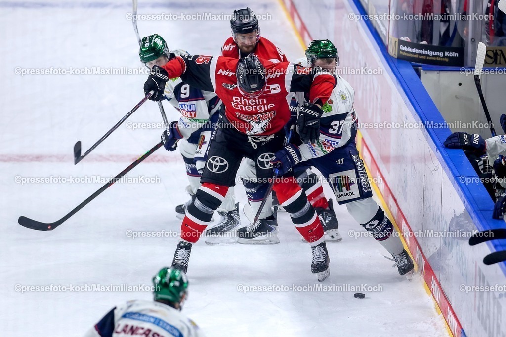 KEC15042601106 | 15.04.2026, Eishockey, DEL Halbfinale Play-Offs, Kölner Haie - Eisbären Berlin, Spiel 4, Lanxess-Arena Köln: Louis-Marc Aubry (Kölner Haie #15) im Zweikampf gegen  Markus Vikingstad (Eisbären Berlin #37) 