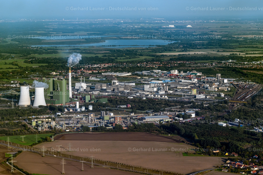 4062551 | SCHKOPAU 08.09.2021 Technische Anlagen im Industriegebiet mit Raffinerie- Anlagen und die Abgas- Türme des Heizkraftwerkes im Ortsteil Hohenweiden in Schkopau im Bundesland Sachsen-Anhalt, Deutschland. Weiterführende Informationen bei: Dow Deutschland Anlagengesellschaft mbH,  E.ON Energie Deutschland GmbH,  E.ON SE,  HOYER GmbH,  Mitteldeutsche Eisenbahn GmbH,  Ravapor GmbH,  Uniper SE. // Technical facilities in the industrial area with refinery systems and the exhaust towers of the thermal power station in the district Hohenweiden in Schkopau in the state Saxony-Anhalt, Germany. Further information at: Dow Deutschland Anlagengesellschaft mbH,  E.ON Energie Deutschland GmbH,  E.ON SE,  HOYER GmbH,  Mitteldeutsche Eisenbahn GmbH,  Ravapor GmbH,  Uniper SE. Foto: Gerhard Launer