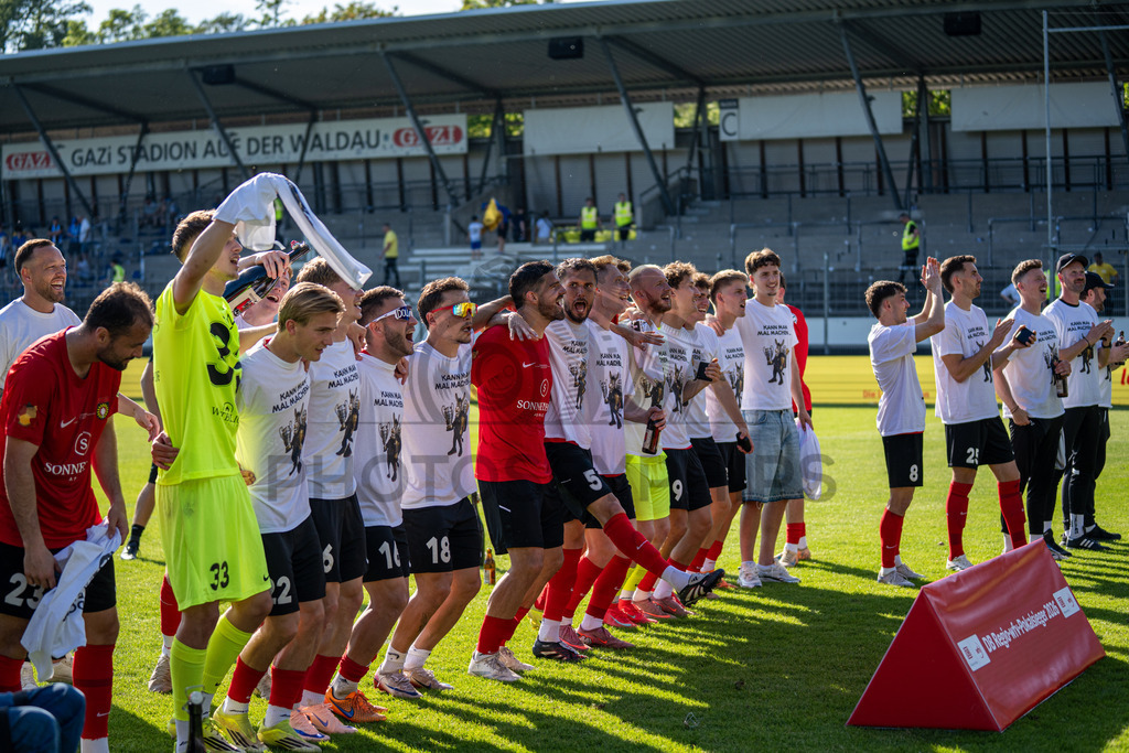 Stuttgarter Kickers vs. SG Sonnenhof Großaspach, Fussball, WFV-Pokal, Finale, 23.05.2026 | Team jubelt nach Abpfiff mit Fans, Zuschauern und Verantwortlichen,Stuttgarter Kickers vs. SG Sonnenhof Großaspach, Fussball, WFV-Pokal, Finale, 23.05.2026