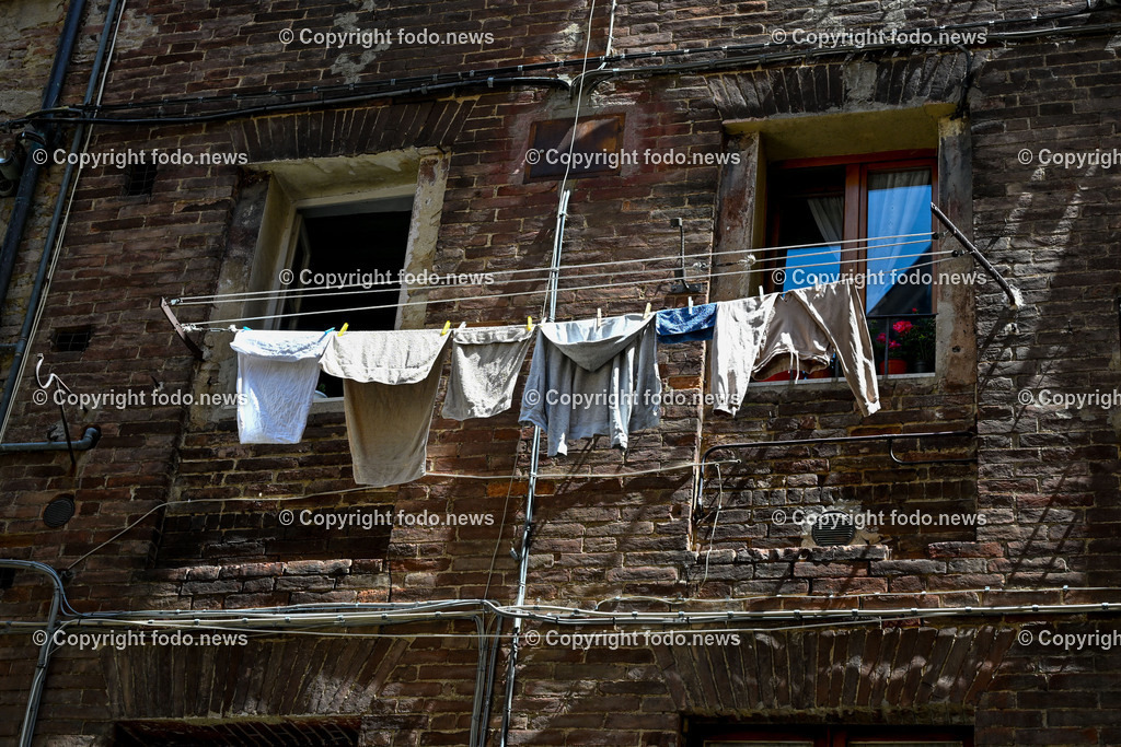 Italien_ Toscana_ Siena_ 27.05.2024-92 | 27.05.2024, Italien, ITA, Toskana, Siena im Bild Stadtansichten, Gebäude, Architektur, Touristen, Historisch, Souvenier, Piazza Del Campo, Dom von Siena


Siena ist Hauptstadt der Provinz Siena und gilt als eine der schönsten Städte der Toskana und Italiens. Die historische Altstadt gehört seit 1995 zum UNESCO-Welterbe. 

