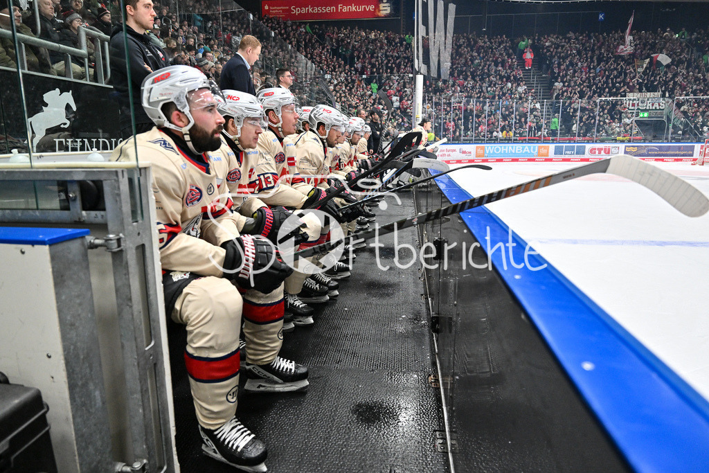 Augsburger Panther - Nürnberg Ice Tigers | Die Bank der Ice Tigers beim Gastspiel in Augsburg ( DEL: Augsburger Panther - Nuernberg Ice Tigers, Curt Frenzel Stadion am 06.12.2024
