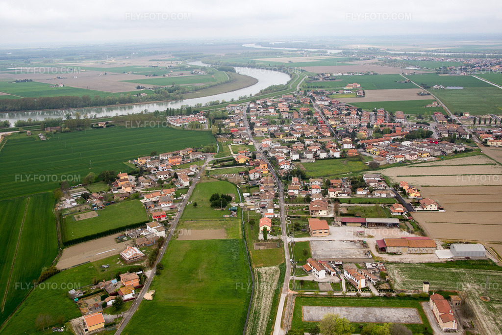 Aerial view: Donzella in Scovetta in the state Veneto, Italy. – Photo: IMG_087718.jpg taken on 04/09/2016 by Werner Riehm/FLY-FOTO.com – Resolution of the original: 5472 x 3648 px