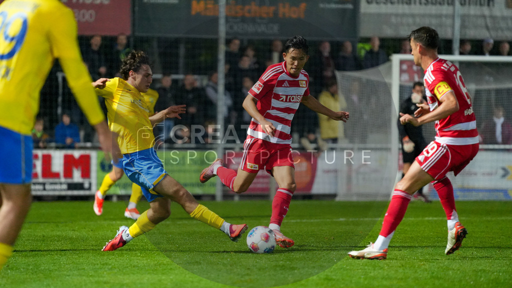 Fußball, Herren, Saison 2025/2026, Testspiel, Freundschaftsspiel, FSV 63 Luckenwalde vs. 1.FC Union Berlin, Mittwoch 08.10.2025, Werner-Seelenbinder-Stadion Luckenwalde, | Fußball, Herren, Saison 2025/2026, Testspiel, Freundschaftsspiel, FSV 63 Luckenwalde vs. 1.FC Union Berlin, Mittwoch 08.10.2025, Werner-Seelenbinder-Stadion Luckenwalde, Im Bild: Max Hathaway (l. Luckenwalde), Wooyeong Jeong (m. Union) und Janik Haberer (r. Union) - Realisiert mit Pictrs.com