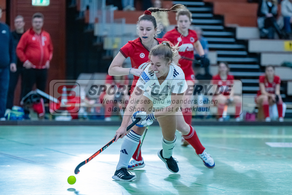 HK_20231217_107670 | 1. Bundesliga Damen Crefelder HC - Düsseldorfer HC  am 17.12.2023 Sporthalle Glockenspitz, Krefeld , Mabel Brands ( Düsseldorfer HC #7 ) , Causin Anna-Sopie ( Crefelder HTC #20 )