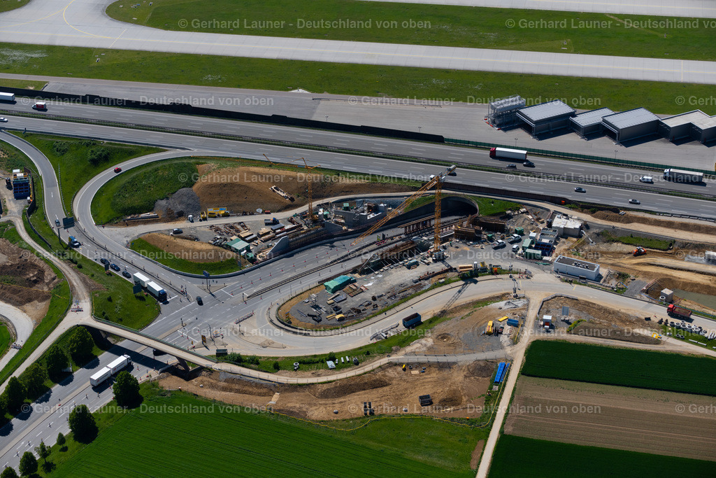 4045715 | STUTTGART 31.05.2021 Neubau- und Umbau- Baustelle der Streckenführung und Fahrspuren im Verlauf der Autobahn- Abfahrt und Zufahrt der BAB A8 in Zuge des Baus des Flughafentunnel im Ortsteil Plieningen in Stuttgart im Bundesland Baden-Württemberg, Deutschland. Im Rahmen des Umbaus der Anschlussstelle Plieningen werden neue Aus- und Einfahrrampen mit Unterfahrung der Neubaustrecke gebaut. Weiterführende Informationen bei: CDM Smith Consult GmbH,  Die Autobahn GmbH des Bundes,  Ed. Züblin AG,  STRABAG AG. // Construction site of routing and traffic lanes during the highway exit and access the motorway A 8 in the district Plieningen in Stuttgart in the state Baden-Wuerttemberg, Germany. Further information at: CDM Smith Consult GmbH,  Die Autobahn GmbH des Bundes,  Ed. Zueblin AG,  STRABAG AG. Foto: Gerhard Launer