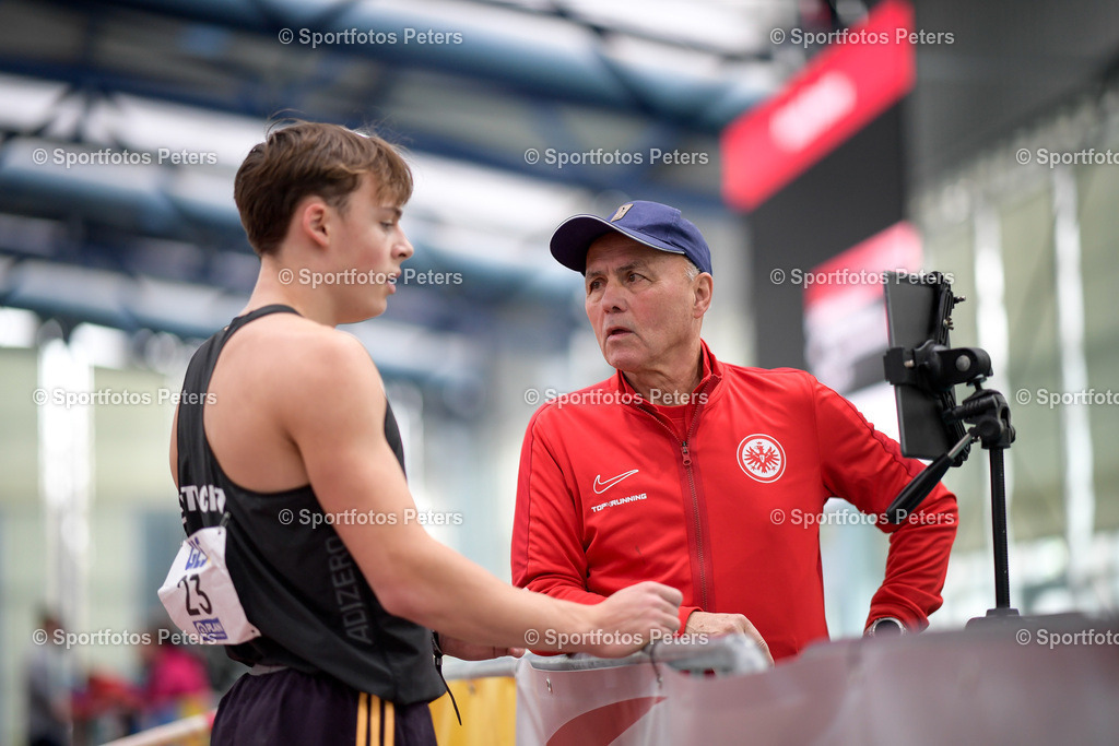 _KP12081_1 | 09.02.2025, xkaix, Leichtathletik 20. Deutsche Meisterschaften, Mehrkampf Halle v.l. Amadeus Gräber (Eintracht Frankfurt e.V.) mit Trainer Manfred Hofmann - Realisiert mit Pictrs.com