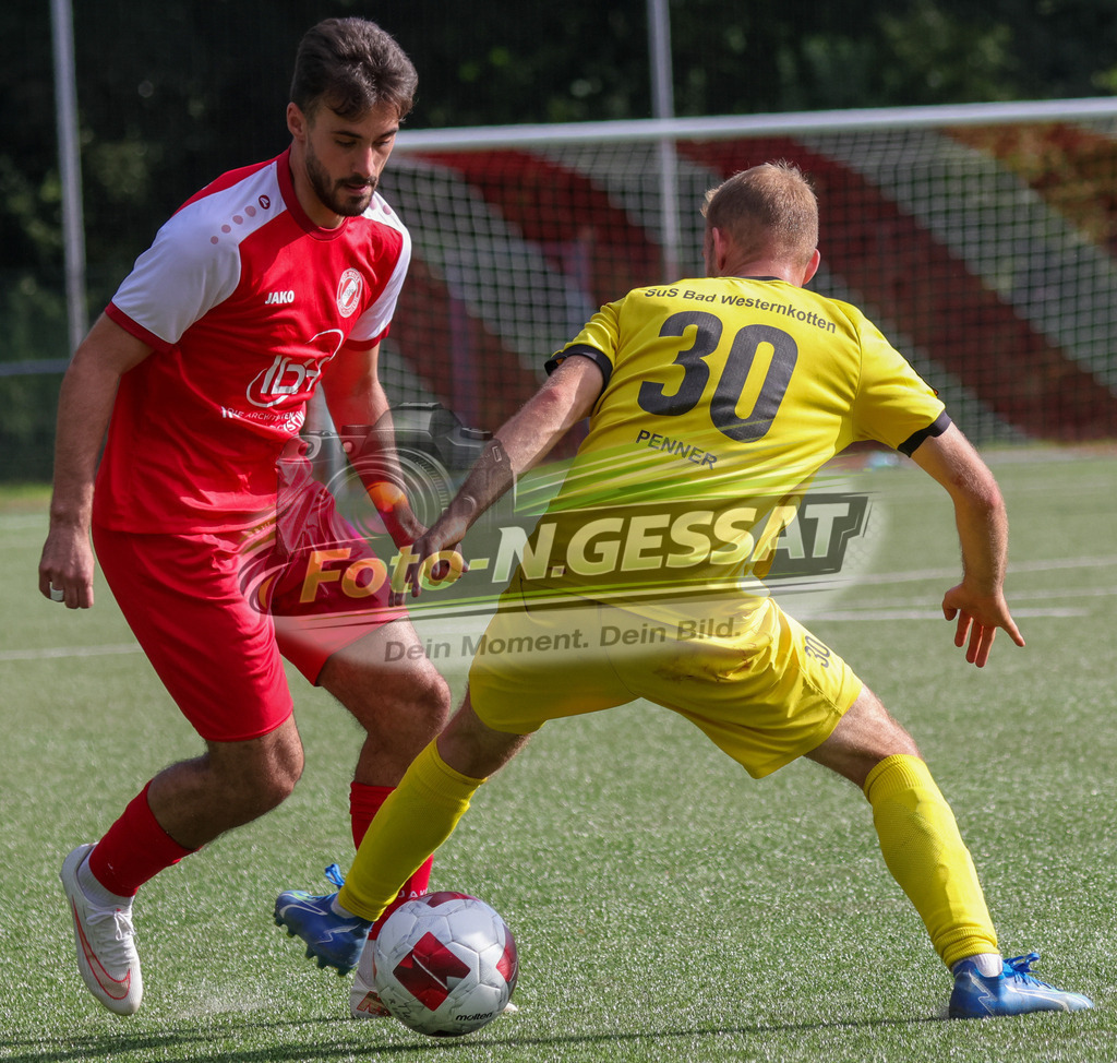 FC RW Kirchlengern - SuS Bad Westernkotten | Auf dem Bild zu sehen: Rot FC RW Kirchlengern: Florent Berisha ; gelb SuS Bad Westernkotten: Jan Penner FC RW Kirchlengern, SuS Bad Westernkotten, Saison 26/27, Westfalenliga, Kirchlengern, Deutschland - Realisiert mit Pictrs.com