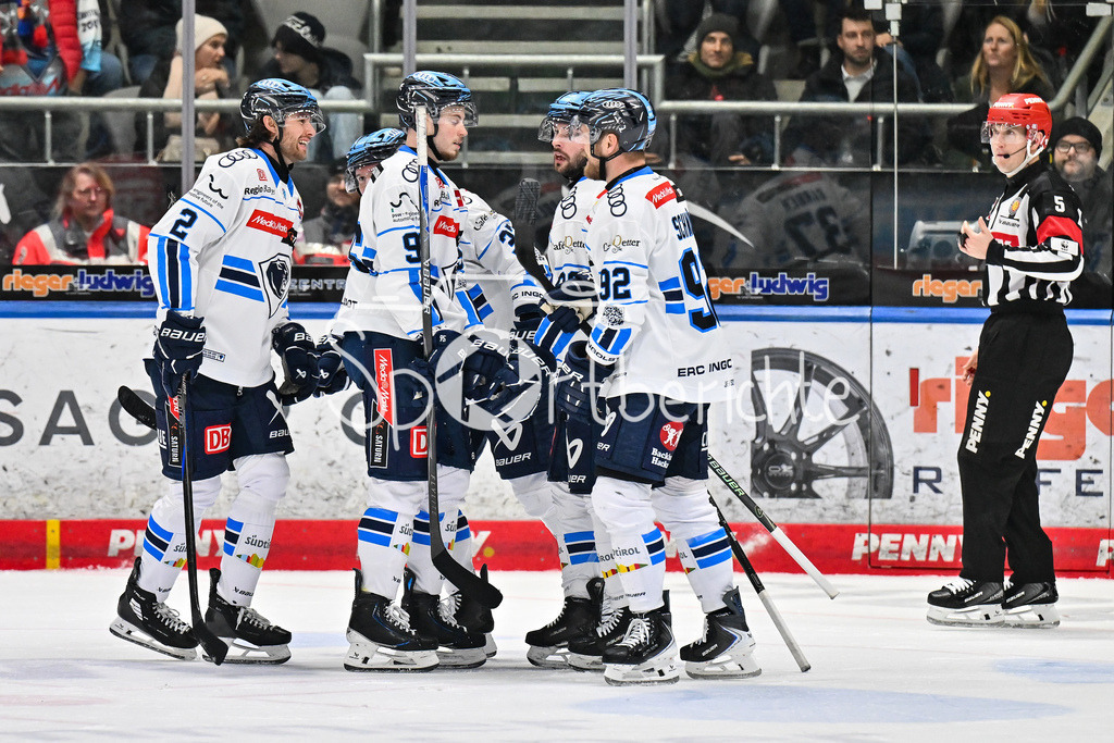 Augsburger Panther - ERC Ingolstadt | AUGSBURG, GERMANY - 12. DECEMBER: Jubel der Schanzer nach dem Ausgleich zum 3-3 durch Sam RUOPP (ERC Ingolstadt 2) / Tor / Torschuetze / Freude / Happy / während dem Match zwischen den Augsburger Panthern und dem ERC Ingolstadt am 27. Spieltag der Penny DEL im Curt Frenzel Stadion