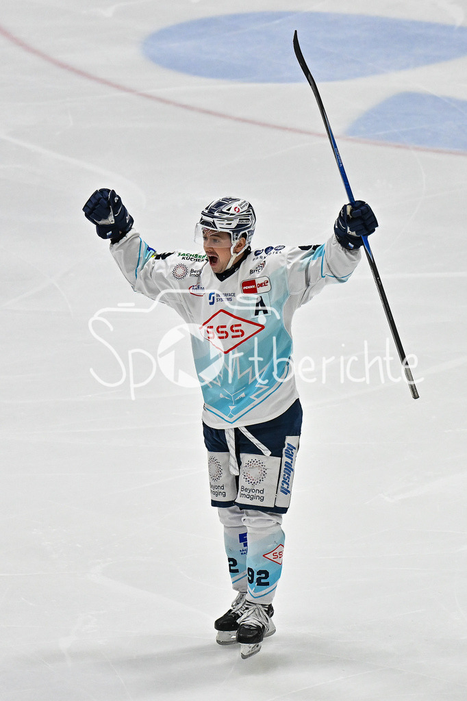 Augsburger Panther - Dresdner Eislöwen | AUGSBURG, GERMANY - 04. DECEMBER: Jubel der Gäste nach dem Treffer zum 1-2 durch Andrew YOGAN (Eislöwen Dresden 12) / Tor / Torschuetze / Freude / Happy / während dem Match zwischen den Augsburger Panthern und den Dresdner Eislöwen am 25 Spieltag der PENNY DEL im Curt Frenzel Stadion