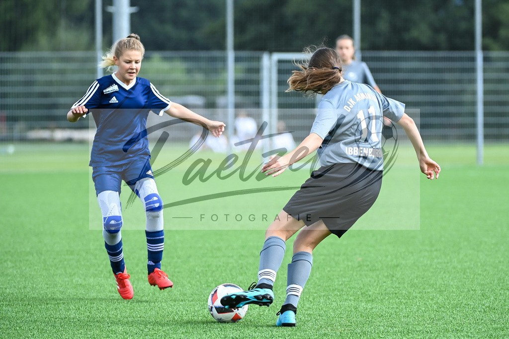 IBBGRE20200829_0043 | Fussball, C-Juniorinnen:   beim Testspiel zwischen DJK Arminia Ibbenbueren und TSG 07 Burg Gretesch im Sportzentrum Schierloh am 29.08.2020 in Ibbenbueren, Deutschland. - Realisiert mit Pictrs.com