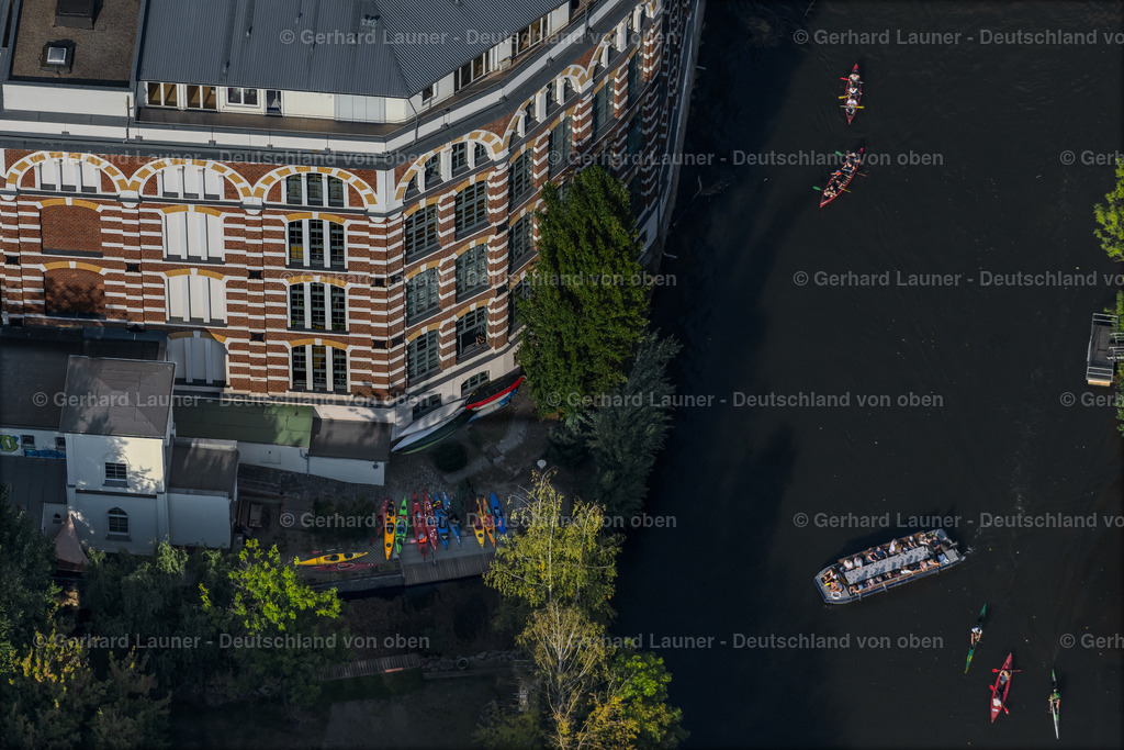 4040277 | LEIPZIG 14.09.2020 Boote und Schiffe an den Anlegestellen entlang des Flussverlaufs Weiße Elster in der Innenstadt im Ortsteil Schleußig in Leipzig im Bundesland Sachsen, Deutschland. // Boats and ships at the jetties along the course of the Weisse Elster river in the city center in the district Schleussig in Leipzig in the state Saxony, Germany. Foto: Gerhard Launer