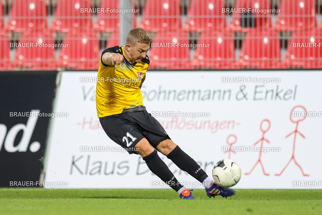 SB_KFCBAU_20250815_5661.JPG -  - KFC Uerdingen - SF Baumberg - Oberliga Niederrhein | Krefeld, Deutschland, 15.08.25: Jan Bachmann (KFC Uerdingen) in Aktion, am Ball, Einzelaktion während des Oberliga Niederrhein Spiels zwischen KFC Uerdingen - SF Baumberg in der Grotenburg Stadion am 15. August 2025 in Krefeld, Deutschland. (Foto von Stefan Brauer/Brauer-Fotoagentur)