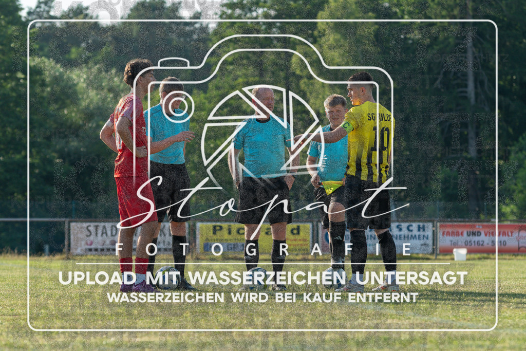 U17 Kreismeisterschaftsfinale HK - SG Fulde vs. TV Jahn Schneverdingen | Markus Wolkenhauer (Schiedsrichter), Joschua Sittkus (Schiedsrichterassistent), Lasse Stimming (Schiedsrichterassistent); U17 Kreismeisterschaftsfinale HK - SG Fulde vs. TV Jahn Schneverdingen am 24.06.26 in Heidmarkstadion, Bad Fallingbostel - Realisiert mit Pictrs.com