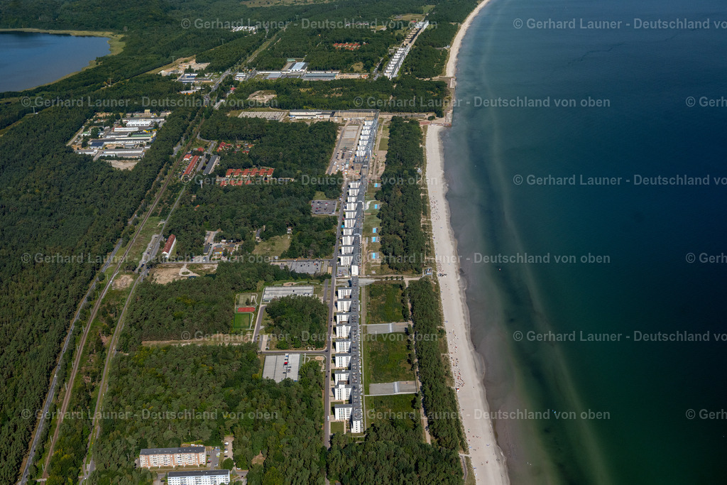 4061337 | BINZ 08.09.2021 Gebäudekomplex der ehemaligen Militär- Kaserne " Koloss von Prora " im Ortsteil Prora in Binz im Bundesland Mecklenburg-Vorpommern. Das KdF Bad Prora und die ehemalige Ferienanlage wird u.a. durch die Baltic Bau – Baltische Immobilienverwaltungs GmbH zu einer attraktiven Eigentumswohnanlage mit Ferienwohnungen am Strand der Ostsee umgebaut, modernisiert und saniert. // Building complex of the former military barracks " Koloss von Prora " in the district Prora in Binz in the state Mecklenburg - Western Pomerania. Foto: Gerhard Launer