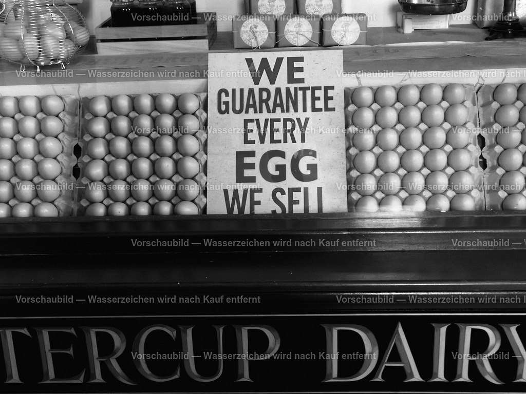 Eiergeschäft | online Fotogalerie mit schwarz-weiß Fotografien und Shop für zeitlose  Poster und Leinwände in stilvollem schwarz weiß  - Realisiert mit Pictrs.com