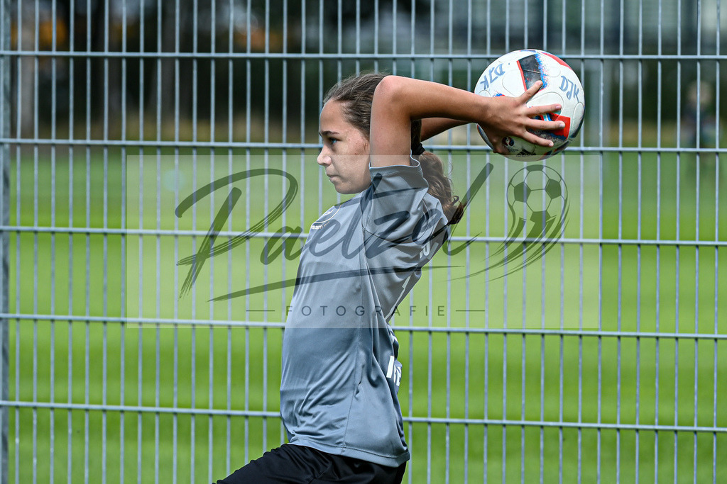 IBBGRE20200829_0097 | Fussball, C-Juniorinnen:   beim Testspiel zwischen DJK Arminia Ibbenbueren und TSG 07 Burg Gretesch im Sportzentrum Schierloh am 29.08.2020 in Ibbenbueren, Deutschland. - Realisiert mit Pictrs.com