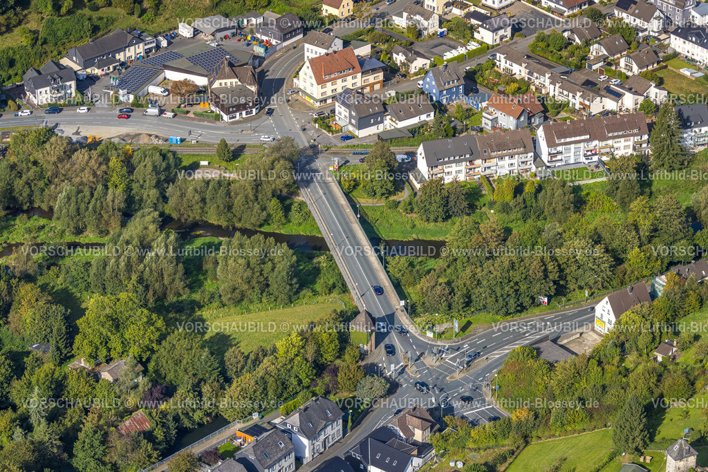 Arnsberg230904876 | Luftbild, Jägerstraße und Jägerbrücke über Fluss Ruhr, Arnsberg, Sauerland, Nordrhein-Westfalen, Deutschland
