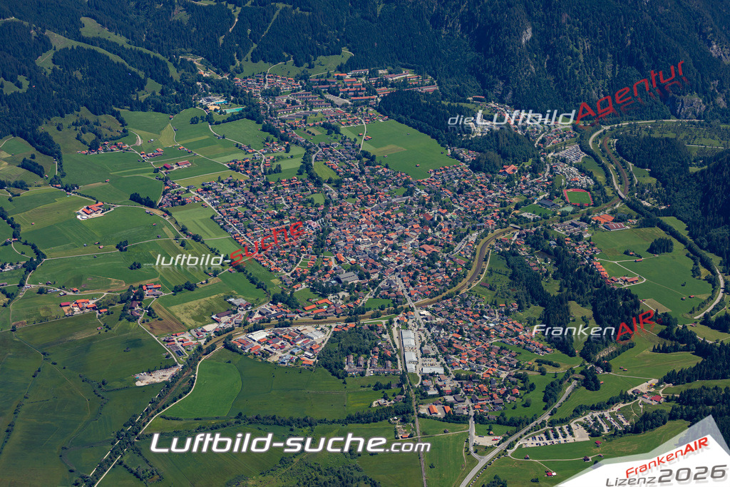 Aktuelles Luftbild von  Oberammergau - Die Luftaufnahme wurde 2022 mittels UL-Flugzeug erstellt ( keine Drohne ) - hochauflösende Kamera-Systeme von  Canon -Beste Qualität - Für grossformatige Ausdrucke geeignet. Die Geschenkidee !