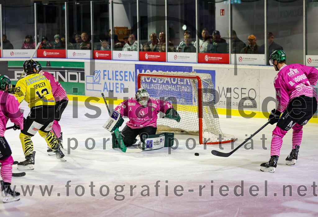 2025-10-10_058_TSV_Erding_gegen_onesto_Tigers_Bayreuth | Erding, Deutschland, 10.10.2025:Eishockey, Oberliga Süd 2025 / 2026, 7. Spieltag, TSV Erding gegen onesto Tigers Bayreuth, Endergebnis: 2:5Michal Spacek (onesto Tigers Bayreuth, #13), Torwart Leon Meder (Erding Gladiators, #39), Bastian Cramer (Erding Gladiators, #34)Foto: Christian Riedel / fotografie-riedel.net