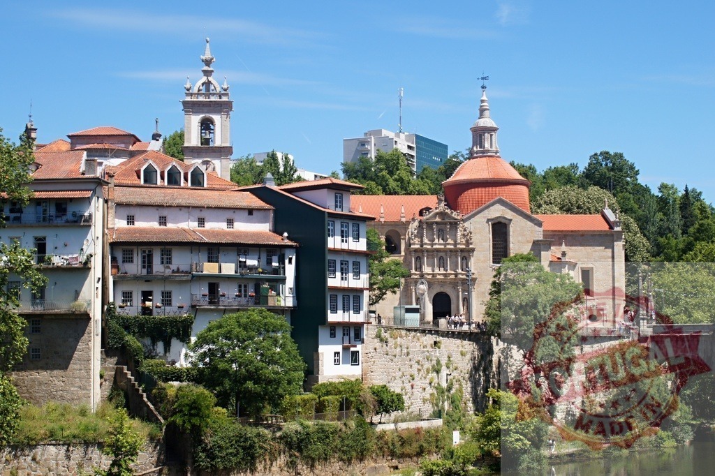 Amarante cityscape with Igreja de São Gonçalo and Tâmega River | Amarante old town buildings and Church of São Gonçalo reflecting in Tâmega River - Realisiert mit Pictrs.com