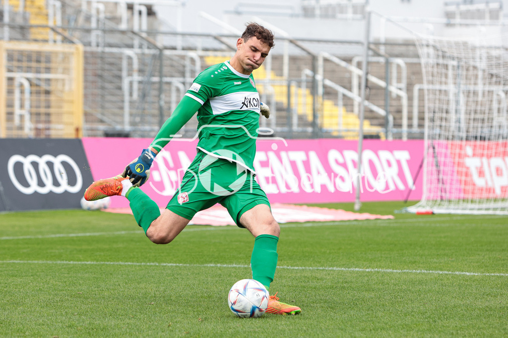FC Bayern Amateure - FC Wuerzburger Kickers | Kickers Keeper Marc Richter (FWK #1) am Ball