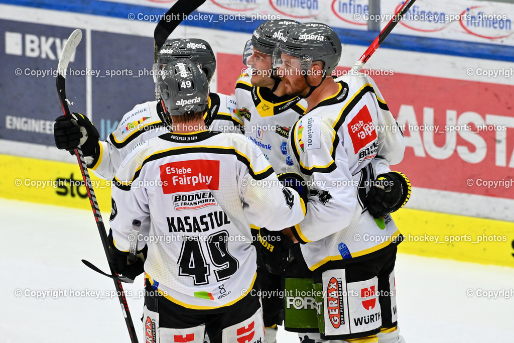 EC IDM Wärmepumpen VSV vs. HC Pustertal 8.10.2023 | Jubel HC Pustertal, #49 KASASTUL Christian HC Pustertal, EC IDM Wärmepumpen VSV vs. HC Pustertal 8.10.2023, EC IDM Wärmepumpen VSV vs. HC Pustertal am 08.10.2023 in Villach (Stadthalle Villach), Austria, (Photo by Bernd Stefan)