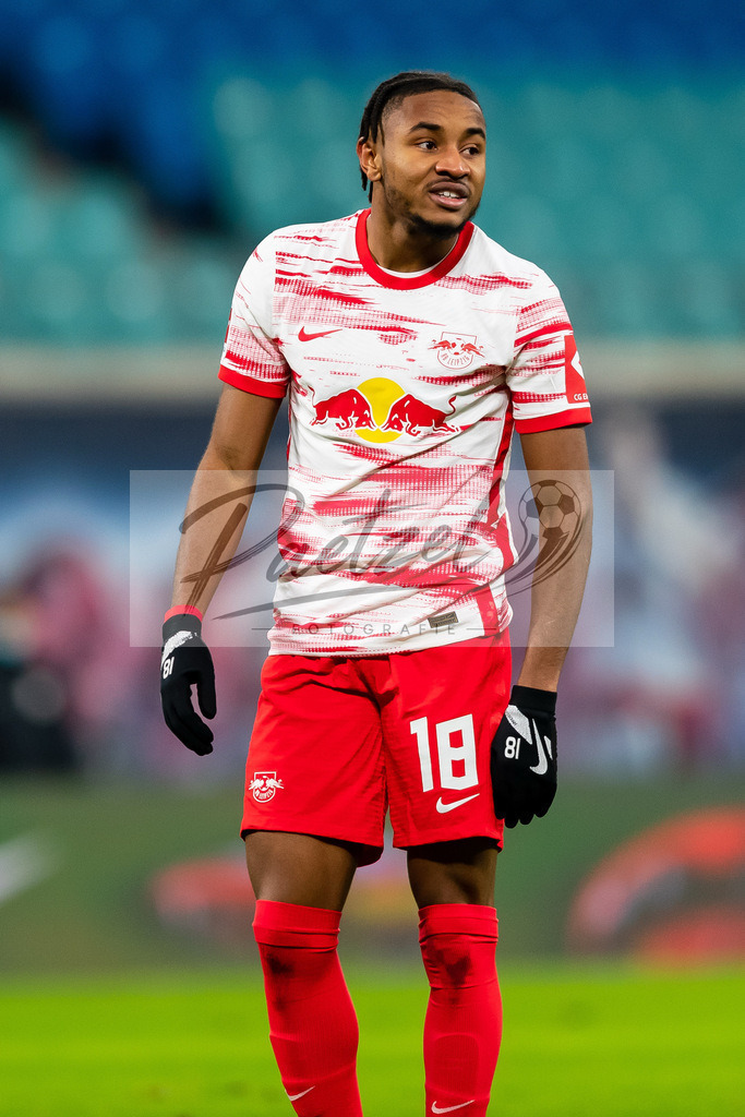 RBLLEV20211128_071 | Fussball, Herren: Christopher Nkunku (RB Leipzig) schaut bei dem Spiel der 1. Bundesliga zwischen RB Leipzig und Bayer 04 Leverkusen in der Red Bull Arena am 28.11.2021 in Leipzig, Deutschland.DFB / DFL REGULATIONS PROHIBIT ANY USE OF PHOTOGRAPHS AS IMAGE SEQUENCES AND/OR QUASI-VIDEO. - Realisiert mit Pictrs.com
