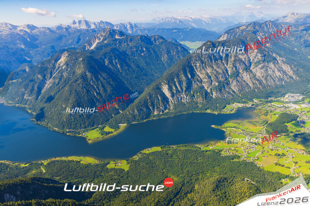 Luftaufnahme der Stadt Bad Goisern am Hallstättersee - Die Luftaufnahme wurde 2025 vom UL-Flugzeug heraus erstellt ( keine Drohne ) - Hochauflösende Luftaufnahme - für professionelle Ausdrucke geeignet. Die Geschenkidee !Mit Lizenz und Bildrechte bestellbar