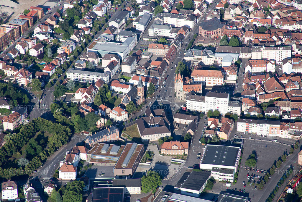Aerial view: Museum building ensemble Musée Place Dr Albert Schweitzer in Haguenau in Hagenau in the state Bas-Rhin, France. – Photo: IMG_082942.jpg taken on 06/26/2015 by Werner Riehm/FLY-FOTO.com – Resolution of the original: 5472 x 3648 px