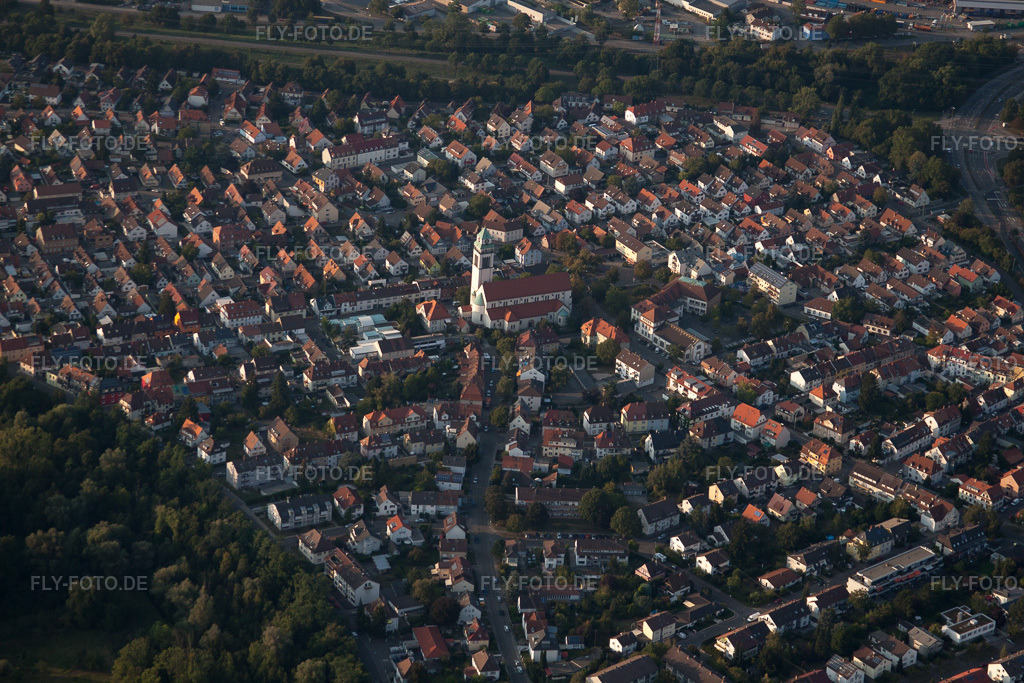 Luftbild: Heilig-Geist Kirche im Ortsteil Daxlanden in Karlsruhe im Bundesland Baden-Württemberg in Deutschland. – Foto: IMG_53205.jpg vom 09.09.2012 durch Werner Riehm/FLY-FOTO.de – Auflösung des Originals: 4752 x 3168 px