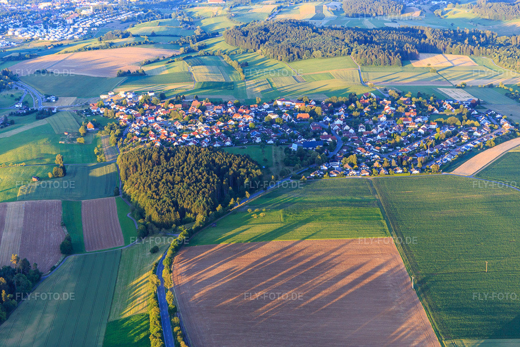 Luftbild: Ortsübersicht aus Westen im Ortsteil Hausen ob Rottweil in Rottweil im Bundesland Baden-Württemberg in Deutschland. Foto: IMG_148753.jpg vom 27.06.2025 durch Werner Riehm/FLY-FOTO.de