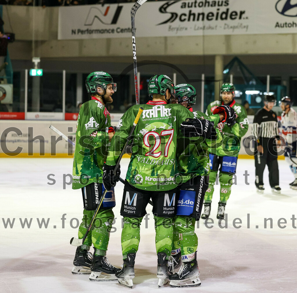2023-12-17_105_TSV_Erding_gegen_ESC_Kempten | Erding, Deutschland, 17.12.2023:
Eishockey, Bayernliga Vorrunde 2023 / 2024, 18. Spieltag, TSV Erding gegen ESC Kempten, Endergebnis: 5:1

Elias Maier (Erding Gladiators, #15), Mark Waldhausen (Erding Gladiators, #27), Erik Modlmayr (Erding Gladiators, #21)

Foto: Christian Riedel / fotografie-riedel.net