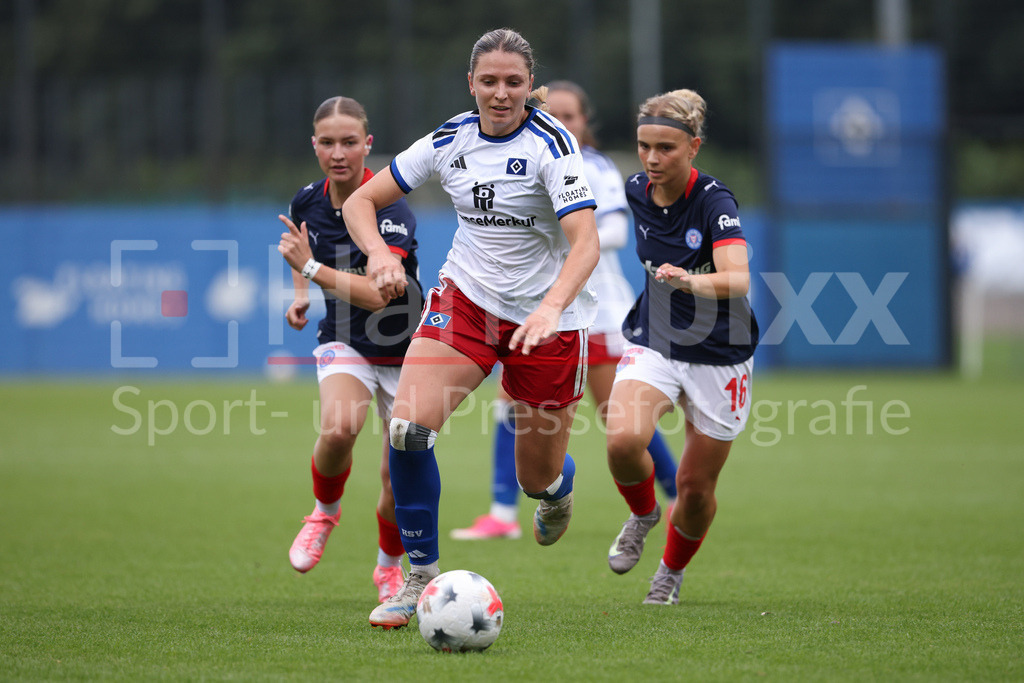 Fussball, Testspiel Frauen, Hamburger SV - Holstein Kiel | Andrea Svíbkova (Hamburger SV, 17) am Ball, Einzelbild, Ganzkörper, Aktion, Action, Spielszene