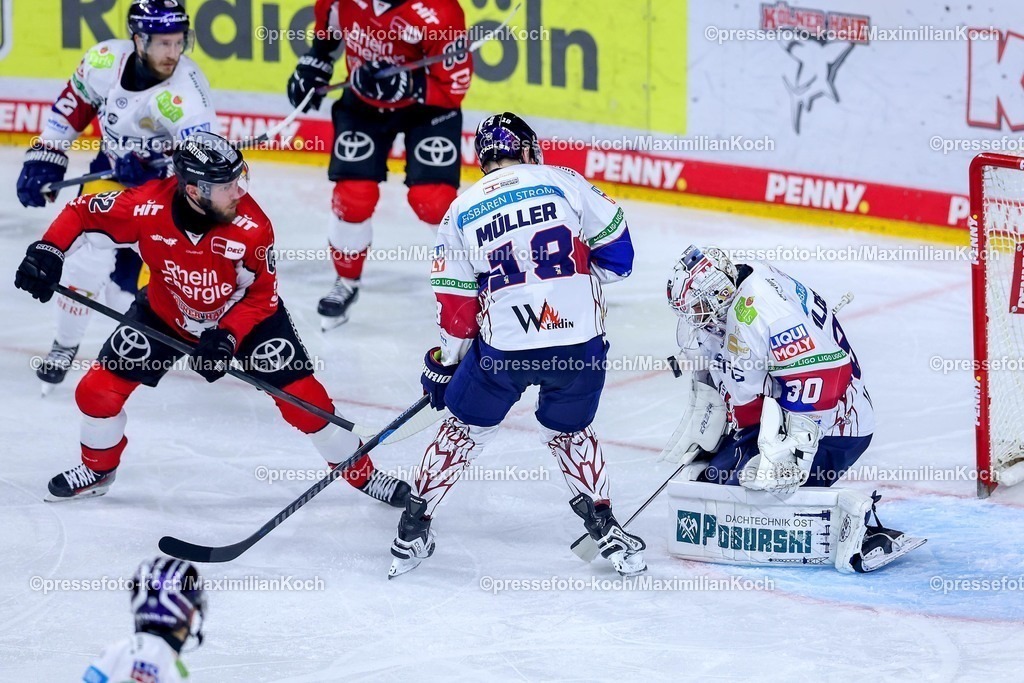 KEC23042501080 | 23.04.2025, Eishockey, DEL Finale Play-offs, Kölner Haie - Eisbären Berlin, Finale Spiel 3, Lanxess-Arena Köln: Parker Tuomie (Kölner Haie #62) im Zweikampf gegen Jonas Müller (Eisbaeren Berlin #18) vor dem Tor von Goalie Jake Hildebrand (Eisbaeren Berlin #30) 