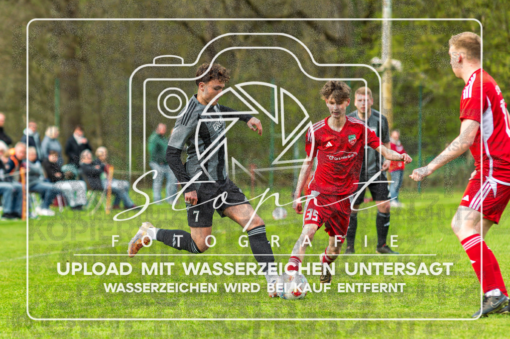 FGFSSCT-1008 | Max Peters (FG Fulde-Stellichte #07) und Mattis Worthmann (SC Tewel #35) beim Herren Kreisliga HK Spiel zwischen FG Fulde-Stellichte und SC Tewel im Lehrdestadion, Stellichte (Simon Paul Stopat) - Realisiert mit Pictrs.com