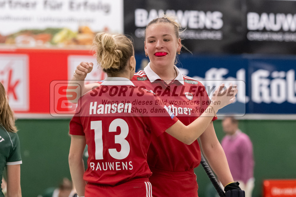 SFE_20241201_0020 | Köln, Deutschland, 01.12.2024:  Hockey 1. Bundesliga Damen Rot-Weiss Köln - HTC Uhlenhorst im KTHC Stadion Rot-Weiss Köln Tennis and Hockey Club am 01.12.2024 in Köln, Deutschland. (Foto von Stephan Fehrmann)Köln, Germany, 01.12.2024: Hockey 1. Bundesliga Damen Rot-Weiss Köln - HTC Uhlenhorst in KTHC Stadion Rot-Weiss Köln Tennis and Hockey Club at 01.12.2024 in Köln, Deutschland. (Foto from Stephan Fehrmann)