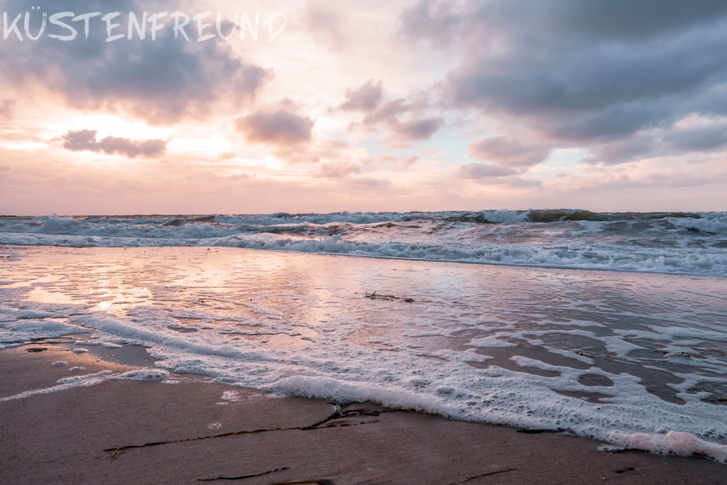 Strandbild im Abendlicht // Ostseebild | Entdecke deine Lieblingslandschaft von der Küste – auf Ostsee Leinwand, Nordsee Leinwand, Alu Dibond oder Acrylglas, passend für jeden Geschmack und Raum.