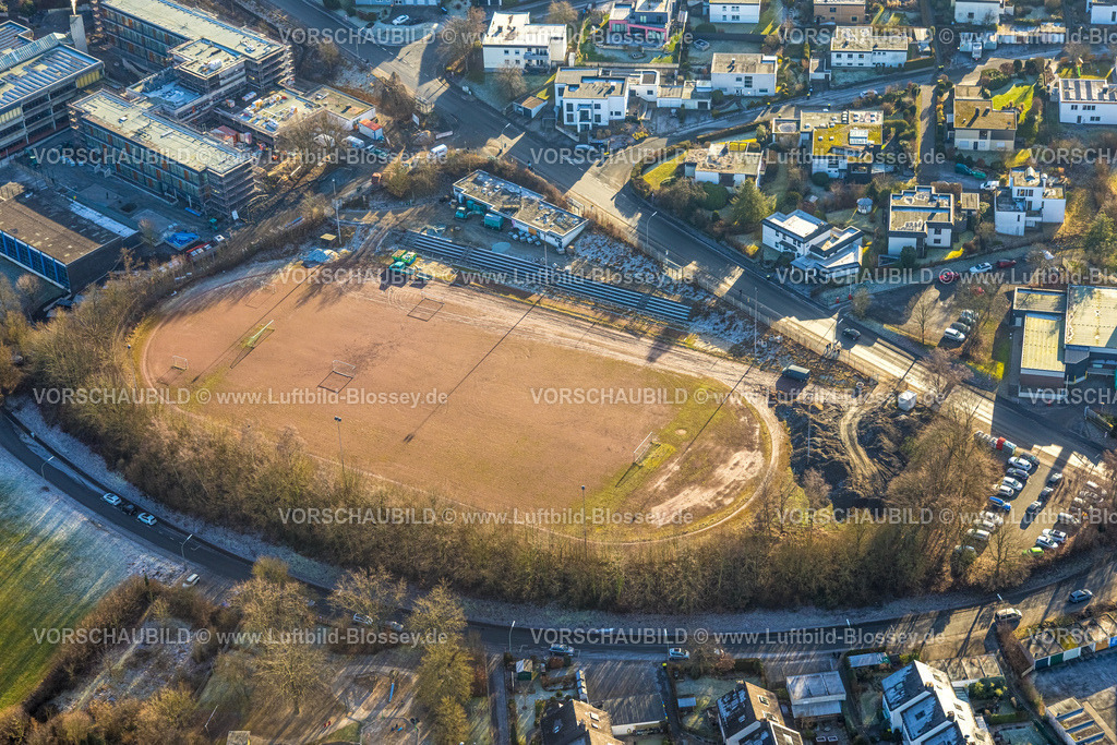 Meschede260104276 | Luftbild, Tennenplatz Schederweg Sportanlage des Schulzentrums, Fußballplatz Aschenplatz, Baustelle mit Sanierung und Modernisierung der Hauptschule St. Walburga, Meschede-Stadt, Meschede, Sauerland, Nordrhein-Westfalen, Deutschland