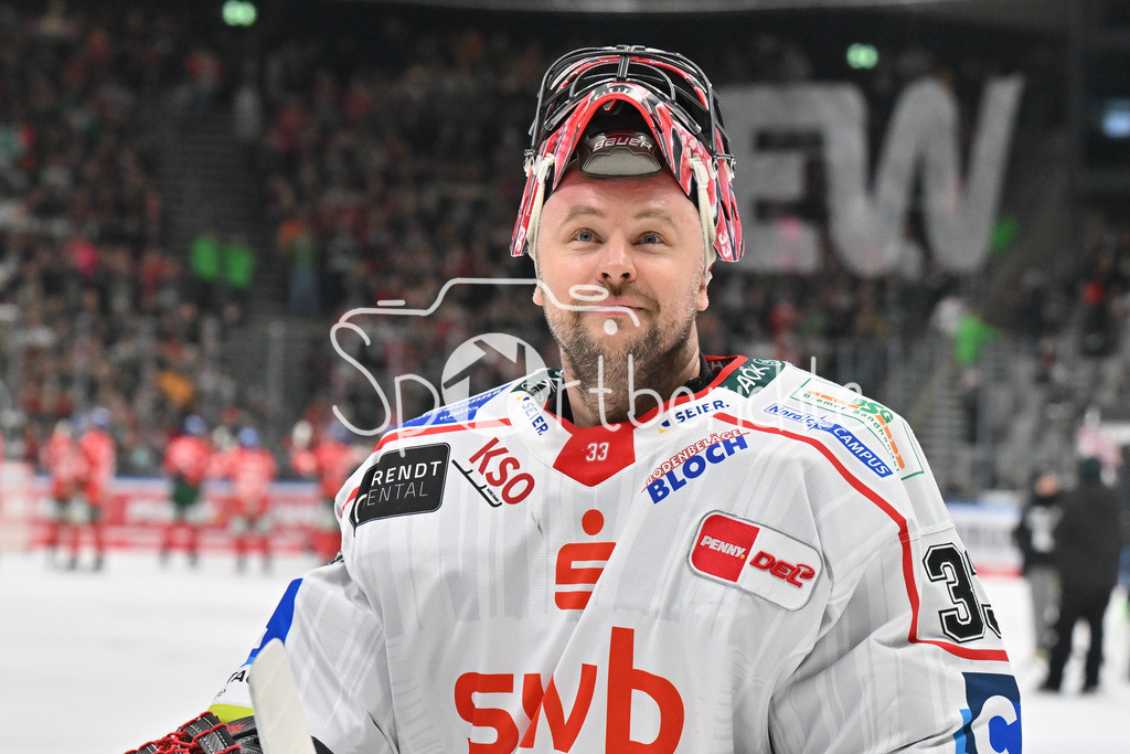 Augsburger Panther - Fischtown Bremerhaven | AUGSBURG, GERMANY - 25. JANUARY: die Spieler der Gäste feiern zusamen mit den Fans den 2-1 Auswärtssieg in Augsburg nach dem Match zwischen den Augsburger Panthern und den Fischtown Pinguins am 43. Spieltag der Penny DEL im Curt Frenzel Stadion / Julius HUDACEK (Fischtown Bremerhaven 33)