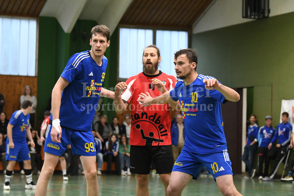 SSG Metten : VfL Waldkraiburg | Waldkreiiburg in die Mangel genommen; Patrick Sigl (SSG Metten #99)  und Vincent Muhr (SSG Metten #10) - Realisiert mit Pictrs.com
