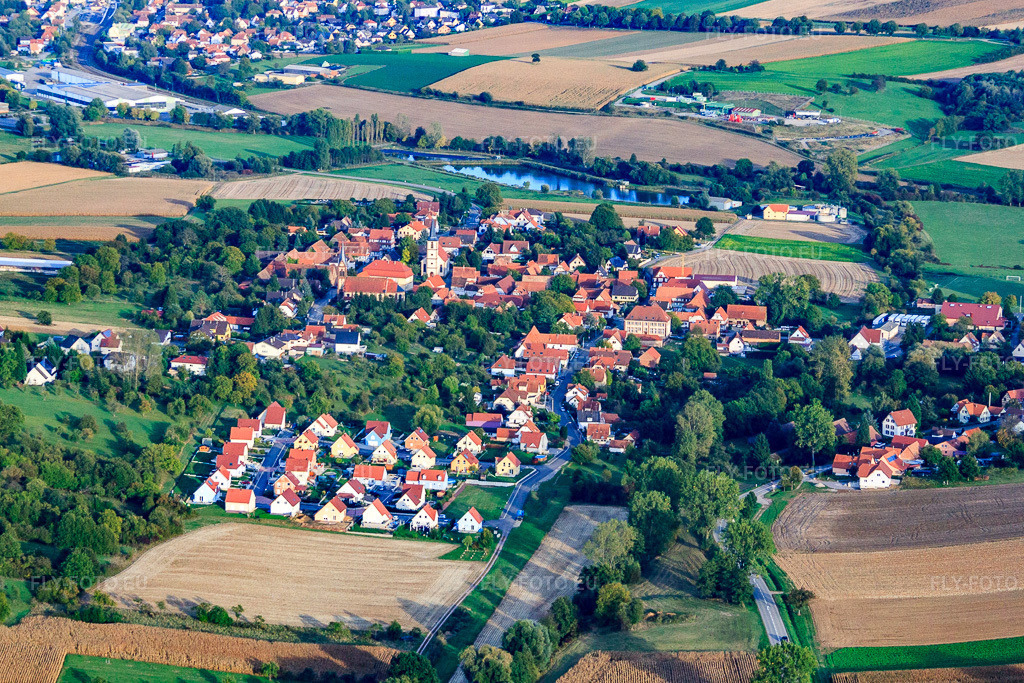 Vue aérienne: Vue de la ville depuis l'ouest à Kutzenhausen dans le département Bas Rhin, France.Photo: IMG_53721.jpg prise le 30/09/2012 par Werner Riehm/FLY-FOTO.euRésolution de l'original: 4574 x 3049 px