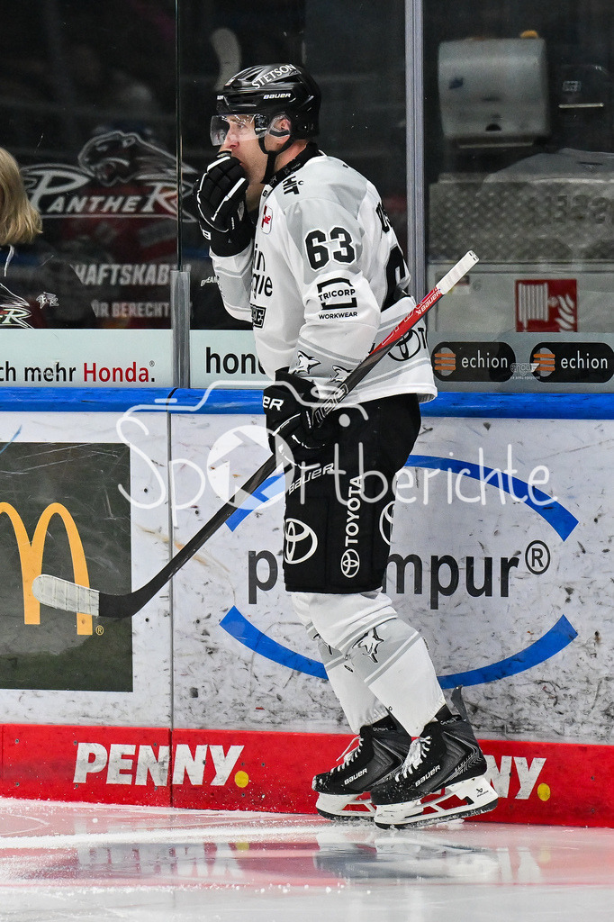 Augsburger Panther - Kölner Haie | Jubel der Haie nach dem Treffer zum 0-1 durch Patrick RUSSELL (Kölner Haie 63) / Tor / Torschuetze / Freude / Happy / DEL: Augsburger Panther - Kölner Haie; Curt Frenzel Stadion am 26.09.2025