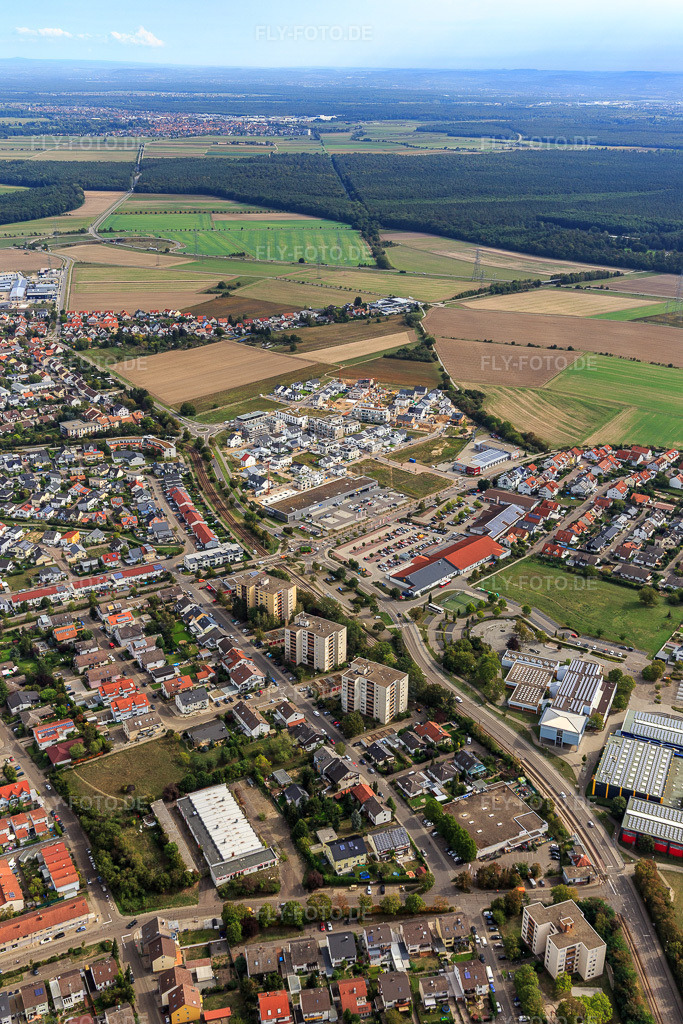 Luftbild: Neubaugebiet Am Biegen im Ortsteil Linkenheim in Linkenheim-Hochstetten im Bundesland Baden-Württemberg in Deutschland. Foto: IMG_122913.jpg vom 11.09.2020 durch Werner Riehm/FLY-FOTO.de