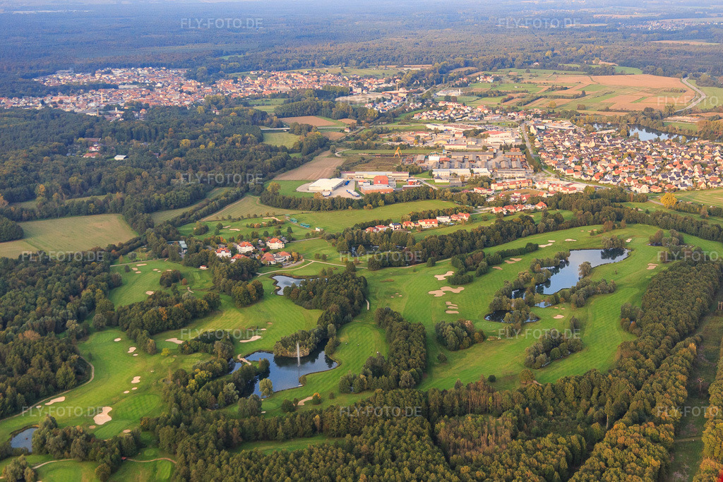 Luftbild: Golfplatz des Golfclub Soufflenheim Baden-Baden in Soufflenheim im Bundesland Bas-Rhin in Frankreich. – Foto: IMG_074324.jpg vom 04.10.2014 durch Werner Riehm/FLY-FOTO.de – Auflösung des Originals: 5102 x 3401 px – Golf International Soufflenheim Baden-Baden