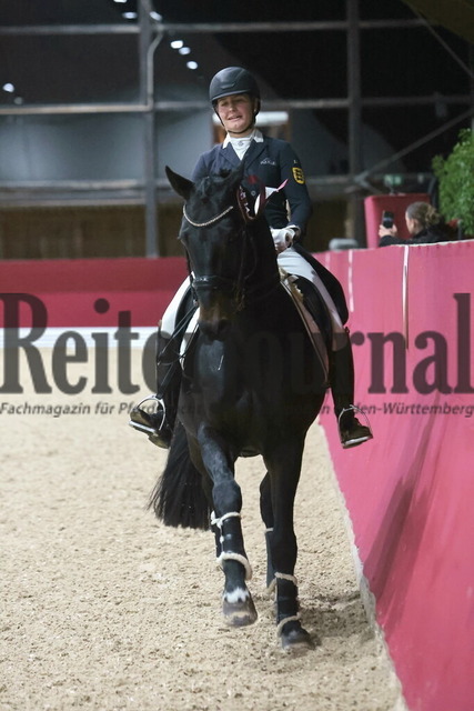 Reutlingen_2024_Prfg.Nr.04_Intermediaire I_Kür_Siegerehrung_Prfg.Nr.04__ (18) | Alle Fotos der Reiterjournal Fotografin Doris Matthaes im Reiterjournal Online-Fotoshop. - Realisiert mit Pictrs.com