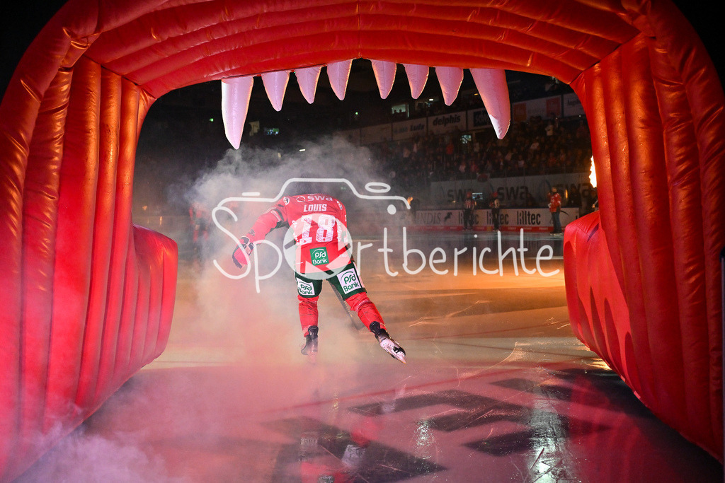 Augsburger Panther - Iserlohn Roosters | Der Einlauf der Augsburger Panther beim Heimspiel gegen Iserlohn - im Bild Anthony LOUIS (Augsburger Panther #18) / Penny DEL: Augsburger Panther - Iserlohn Roosters; Curt Frenzel Stadion am 21.09.2025