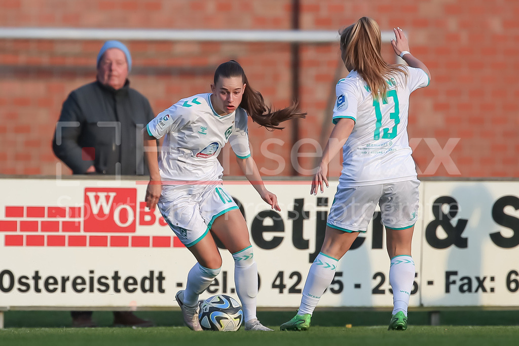Fussball, Testspiel Frauen, SV Henstedt-Ulzburg - SV Werder Bremen | v.li.: Tuana Mahmoud (geb. Keles, SV Werder Bremen, 10) am Ball, Einzelbild, Ganzkörper, Aktion, Action, Spielszene